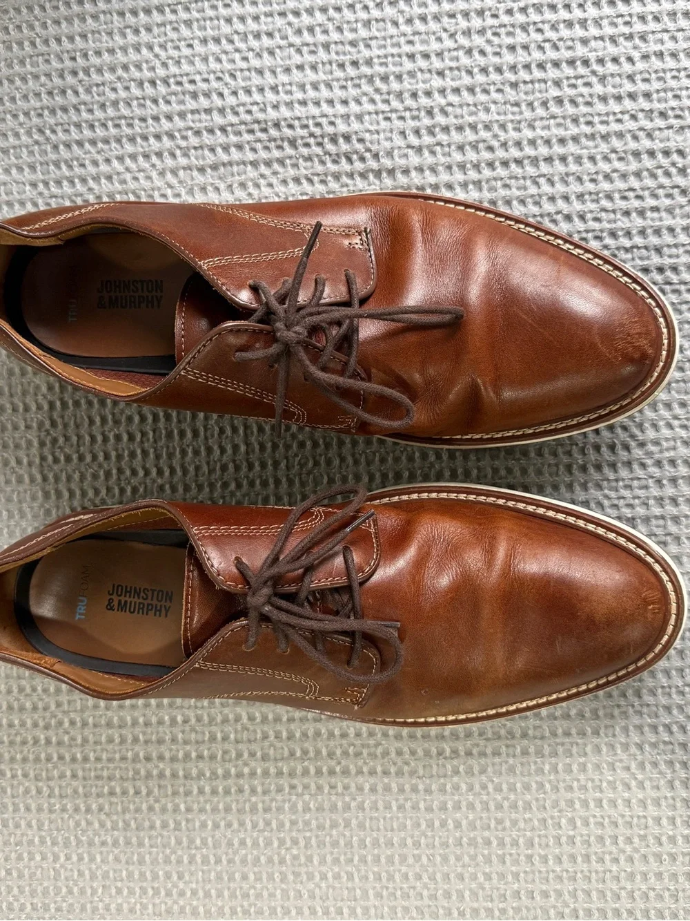 Men's Tan Leather Derby Shoe with Contrasting Sole
